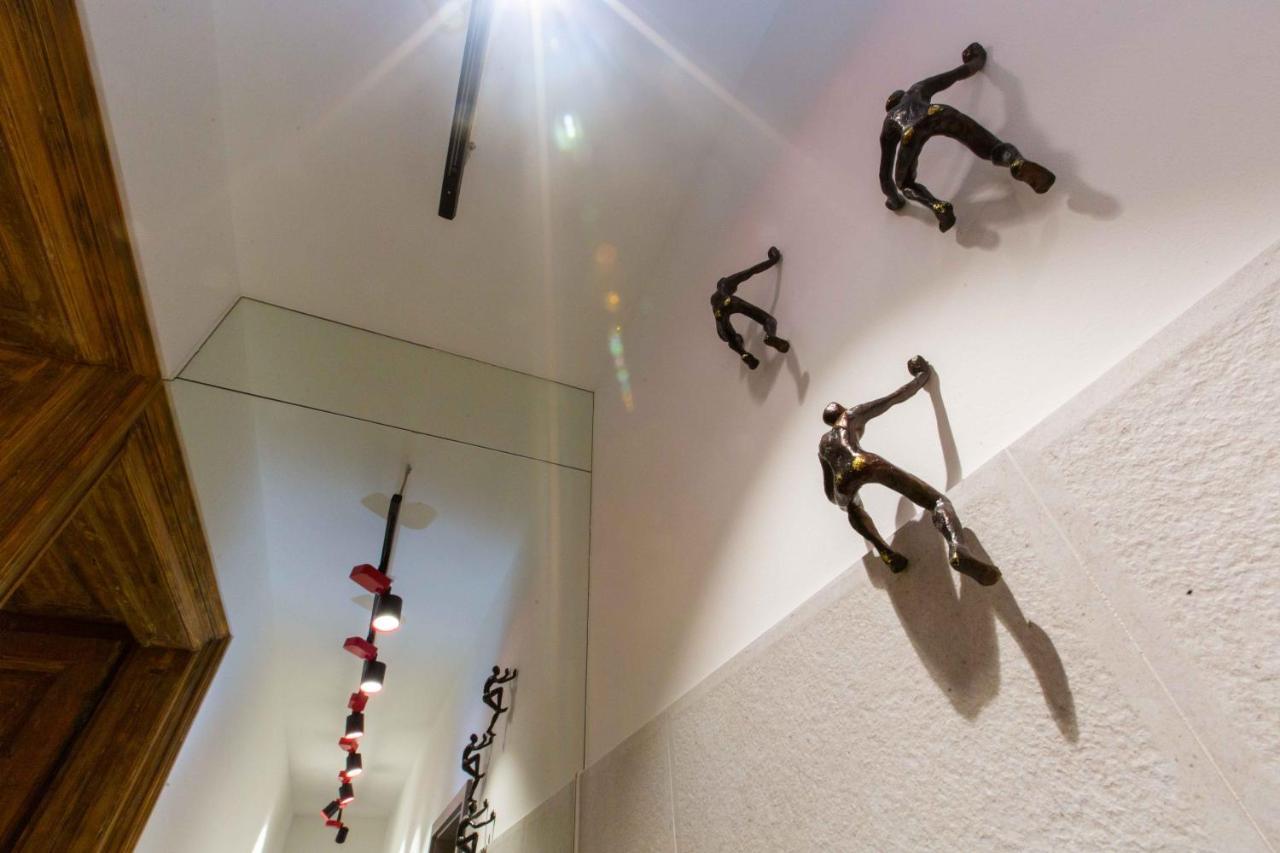 Premium Rooms By Hi5 - Style At The Comedy Theater — Photos 2