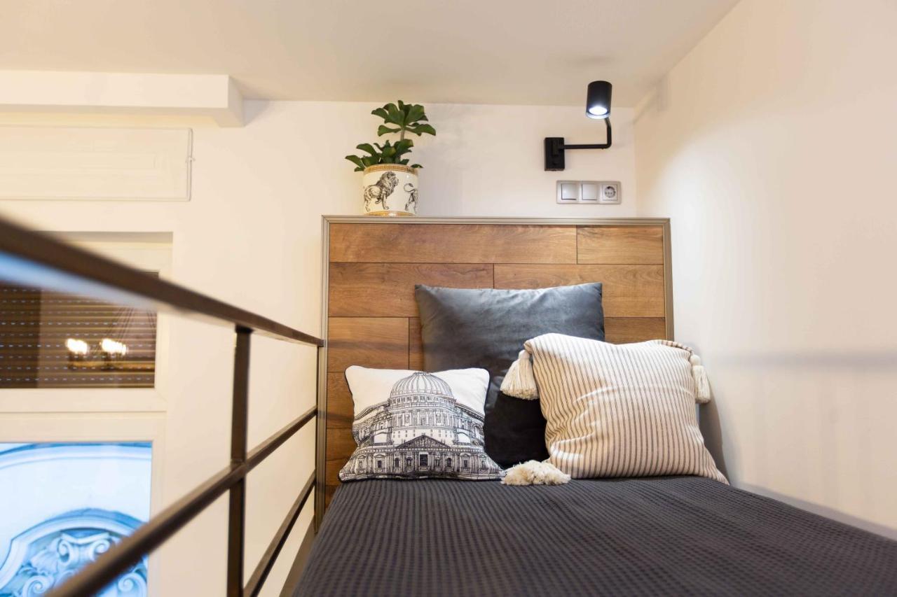 Premium Rooms By Hi5 - Style At The Comedy Theater — Photos 1